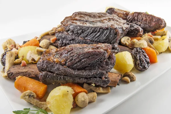 Üç pişmiş biftek kaburga mantar ca ile beyaz dikdörtgen plaka