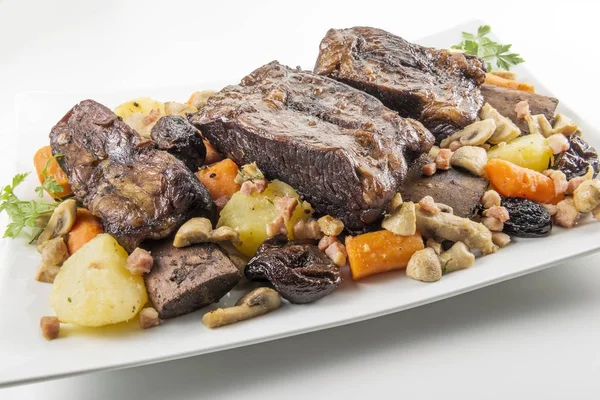 Üç pişmiş biftek kaburga mantar ca ile beyaz dikdörtgen plaka