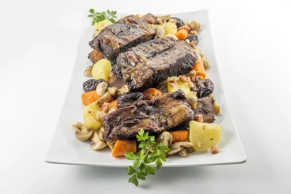 Üç pişmiş biftek kaburga mantar ca ile beyaz dikdörtgen plaka