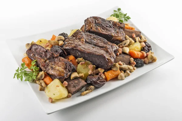 Üç pişmiş biftek kaburga mantar ca ile beyaz dikdörtgen plaka