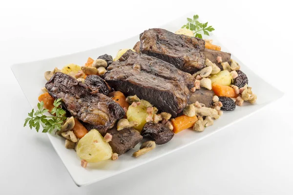 Üç pişmiş biftek kaburga mantar ca ile beyaz dikdörtgen plaka