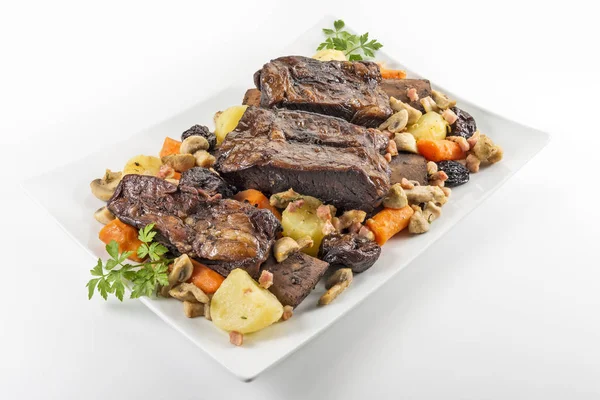 Üç pişmiş biftek kaburga mantar ca ile beyaz dikdörtgen plaka