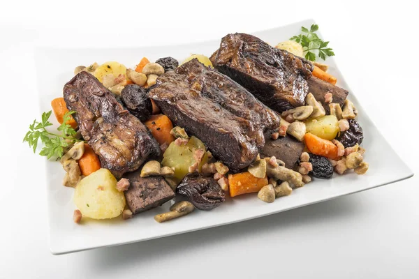 Üç pişmiş biftek kaburga mantar ca ile beyaz dikdörtgen plaka