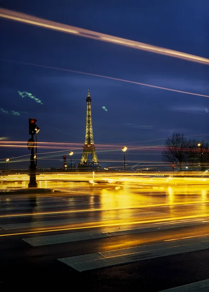 Ейфелева вежа в Парижі в ніч — стокове фото