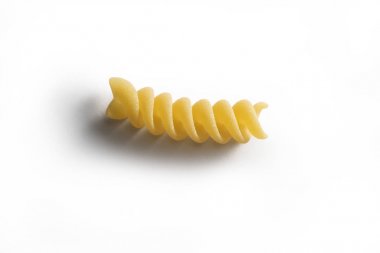 Beyaz arka plan üzerinde izole Fusillo makarna tek parça