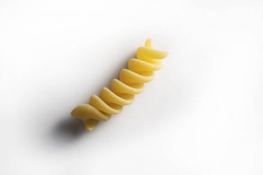 Beyaz arka plan üzerinde izole Fusillo makarna tek parça
