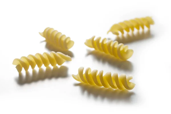 П'ять шматків макаронних виробів Fusilli ізольовані на білому тлі — стокове фото