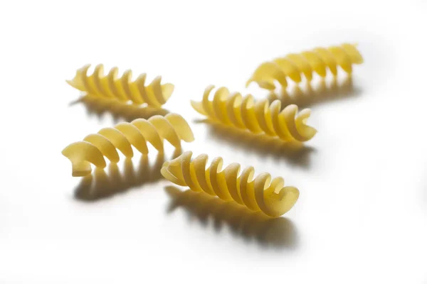 Cinco piezas de pasta Fusilli aisladas sobre fondo blanco — Foto de Stock