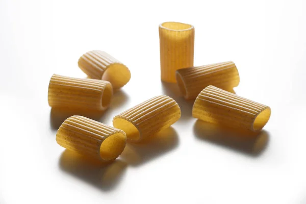 Деякі шматочки макаронних макаронних виробів ізольовані на білому фоні — стокове фото