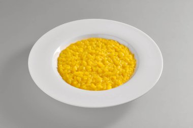 Sarı Milanese risotto ile yuvarlak tabak