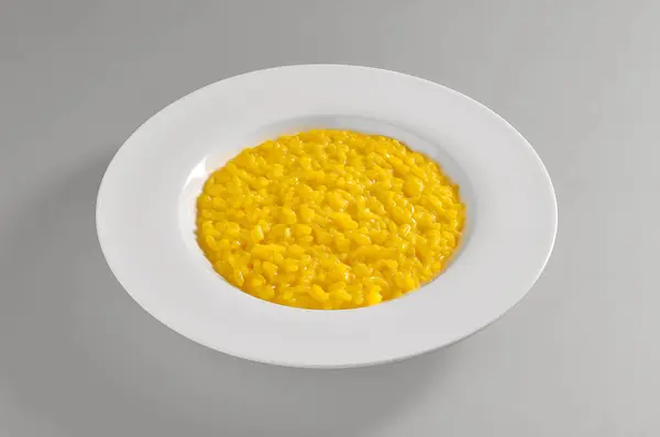 Hidangan bulat dengan risotto Milan kuning — Stok Foto