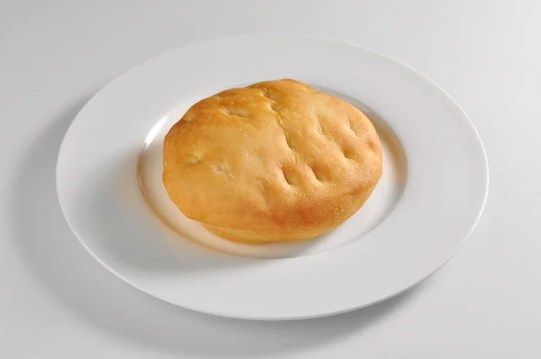 Rund skål med saltat runda focaccia — Stockfoto