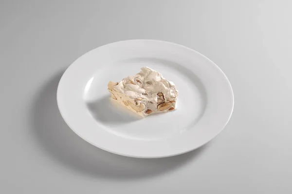アーモンド ヌガーの丸いお皿 — ストック写真