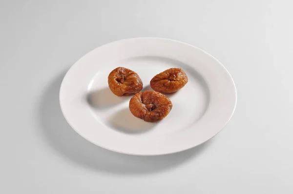 Круглое блюдо с порцией сушеного инжира — стоковое фото