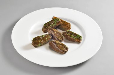 Asma yaprağı ile yuvarlak çanak rulo