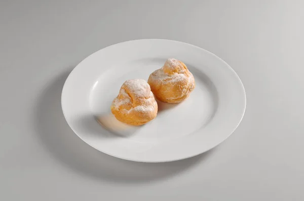 2 つのシュー クリームの丸いお皿 — ストック写真