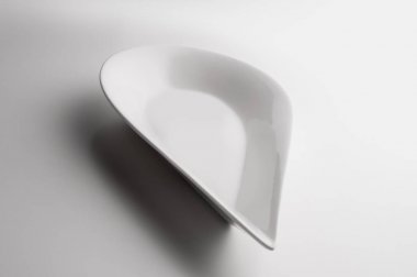 Beyaz arka plan üzerinde izole damla şeklinde boş beyaz kase