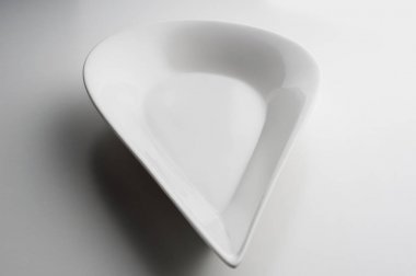 Beyaz arka plan üzerinde izole damla şeklinde boş beyaz kase