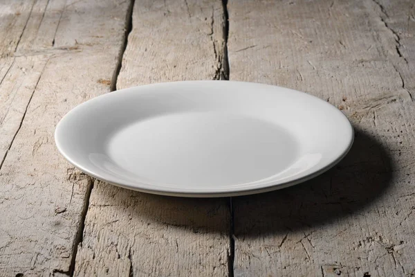 Piring Putih Bulat Kosong Dengan Pinggiran Halus Meja Kayu Kasar — Stok Foto
