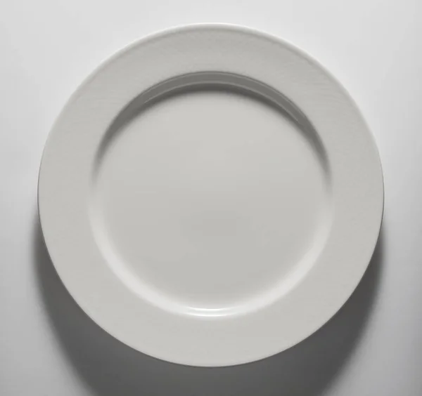 Vista superior da placa redonda branca vazia — Fotografia de Stock