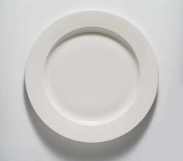 Tampilan atas dari piring bulat putih kosong — Stok Foto