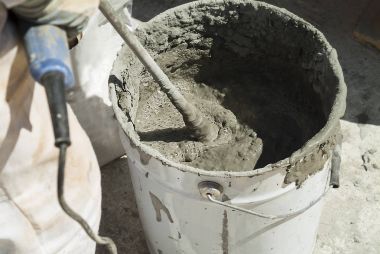 İnşaat alanı üzerinde yapışkan karıştırılması ile kova