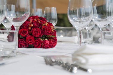 Ayrıntılı bir tablo bir ziyafet için ayarla