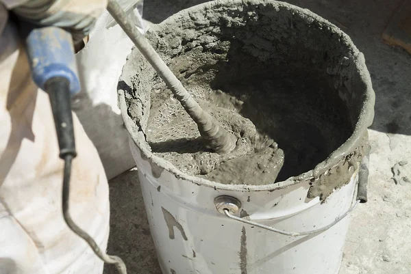 Bucket with mixing of adhesive on construction site — Stock Photo, Image