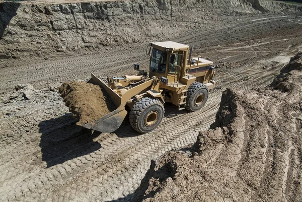 Bulldozer beraksi dalam sebuah tambang — Stok Foto