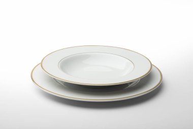 Yuvarlak beyaz tabak boş ve dekore edilmiş kenarlıklı kase