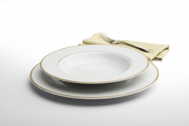 Yuvarlak beyaz tabak boş ve peçete ve çatal ile kase