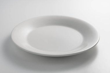 Boş beyaz yuvarlak tabak