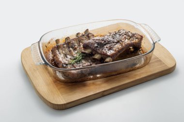 Pişmiş domuz kaburga ile cam pan