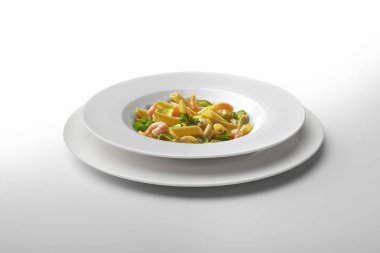 Karides ve sebze ile Penne makarna yemek