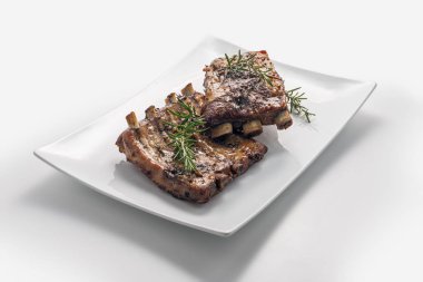 Pişmiş domuz kaburga ile beyaz dikdörtgen plaka