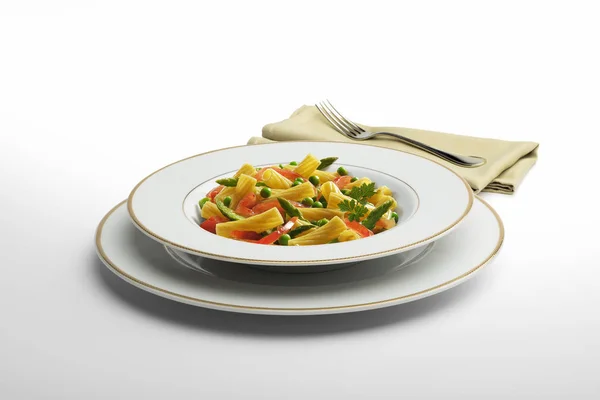 パスタ マカロニと野菜のナプキンとフォーク — ストック写真
