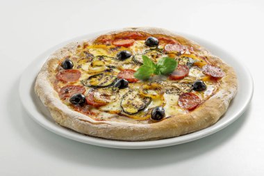 Pizza Mozzarella peyniri domates salam ve ızgara sebzeler