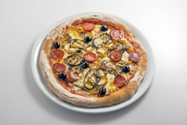 Pizza Mozzarella peyniri domates salam ve ızgara sebzeler