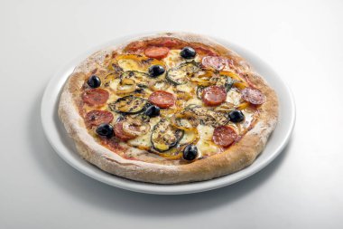 Pizza Mozzarella peyniri domates salam ve ızgara sebzeler