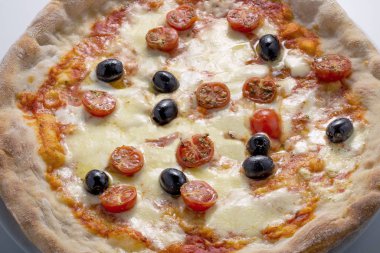 Pizza Mozzarella peyniri domates zeytin ve fesleğen