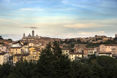 Gün batımında Siena 'nın panoramik görüntüsü