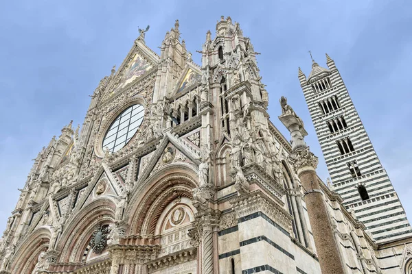 Fasada i dzwonnica katedry w Sienie — Zdjęcie stockowe