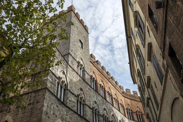 Gamle bygning i centrum af Siena - Stock-foto