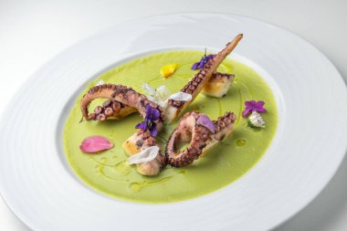 Bezelye kremalı ve çiçekli ızgara ahtapot.