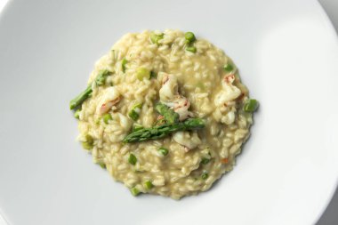 Yeşil kuşkonmaz ve karidesli risotto.