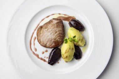 Şarap kaplı arpacık soğanlı kırmızı ton balığı filetosu