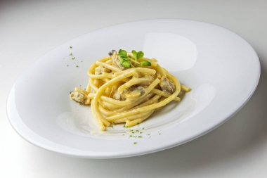 Peynirli spagetti ve midyeli biber.