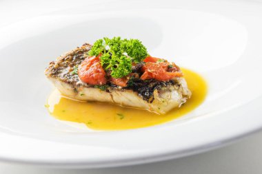 Argyrosomus rejim balığı çılgın suya doğru yol alır.