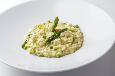 Yeşil kuşkonmaz ve karidesli risotto.
