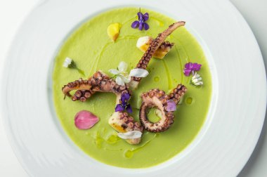 Bezelye kremalı ve çiçekli ızgara ahtapot.